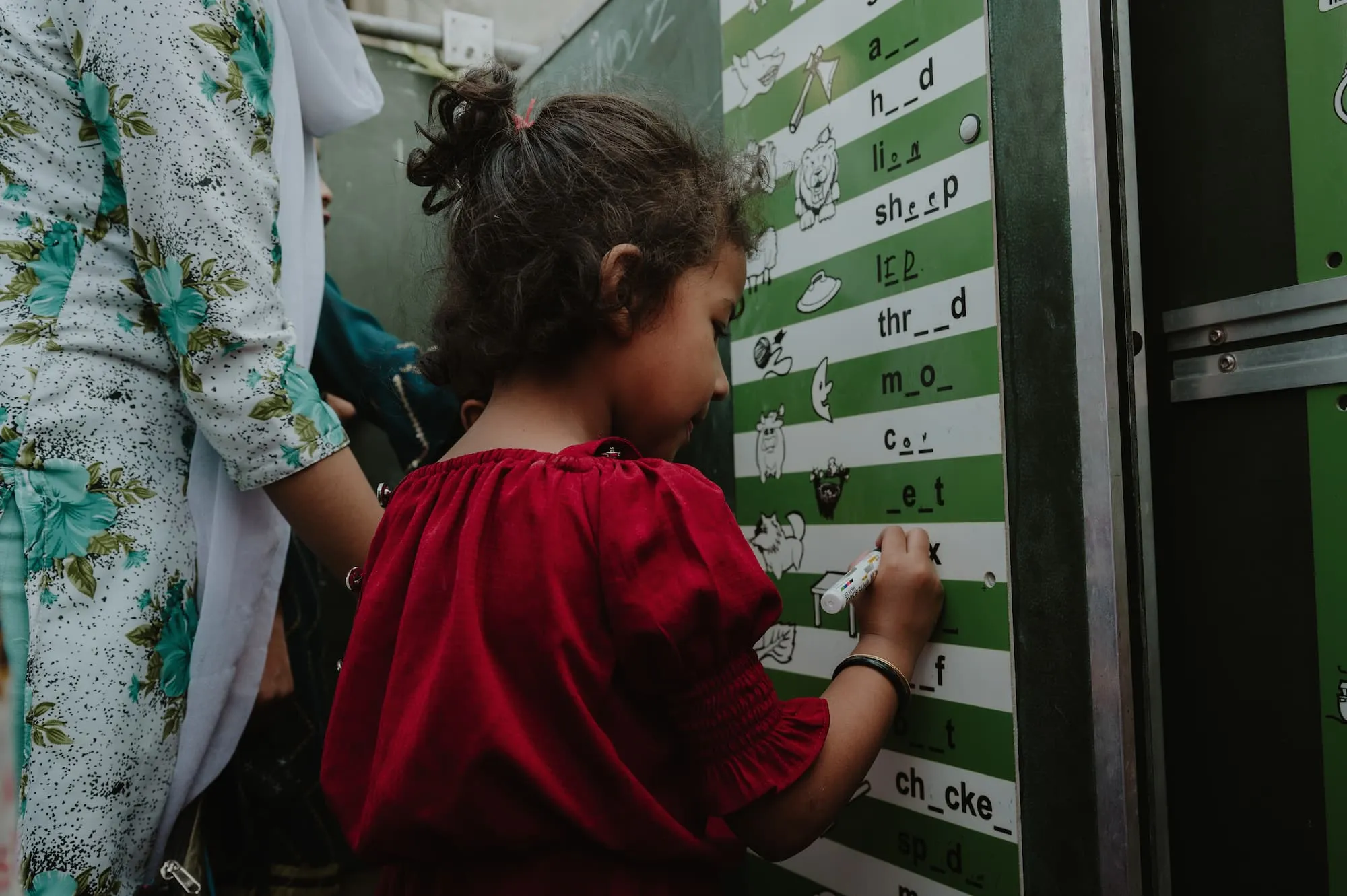 Kids learning at a Tomorrowland foundation mobile school